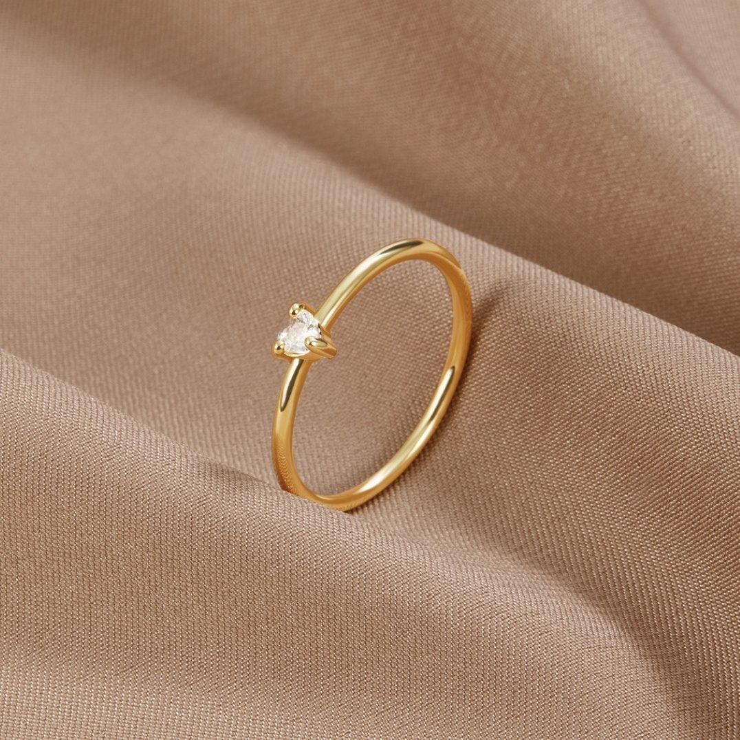 Leonie | A simple gold ring with a smooth surface