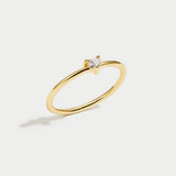 Leonie | A simple gold ring with a smooth surface